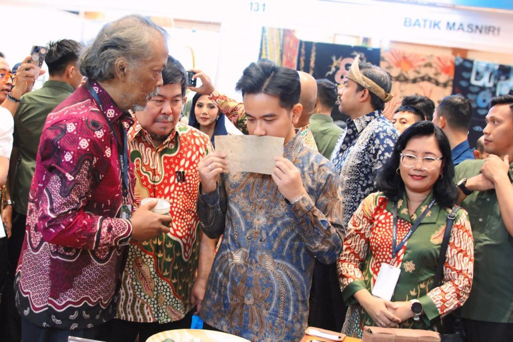 Wakil Presiden Gibran Rakabuming Raka mencium kertas daur ulang berbahan sampah organik di stan pameran Inacraft 2025, Jakarta Convention Center, Jumat (7/2/2025). (Dok/Diskominfo Jateng)