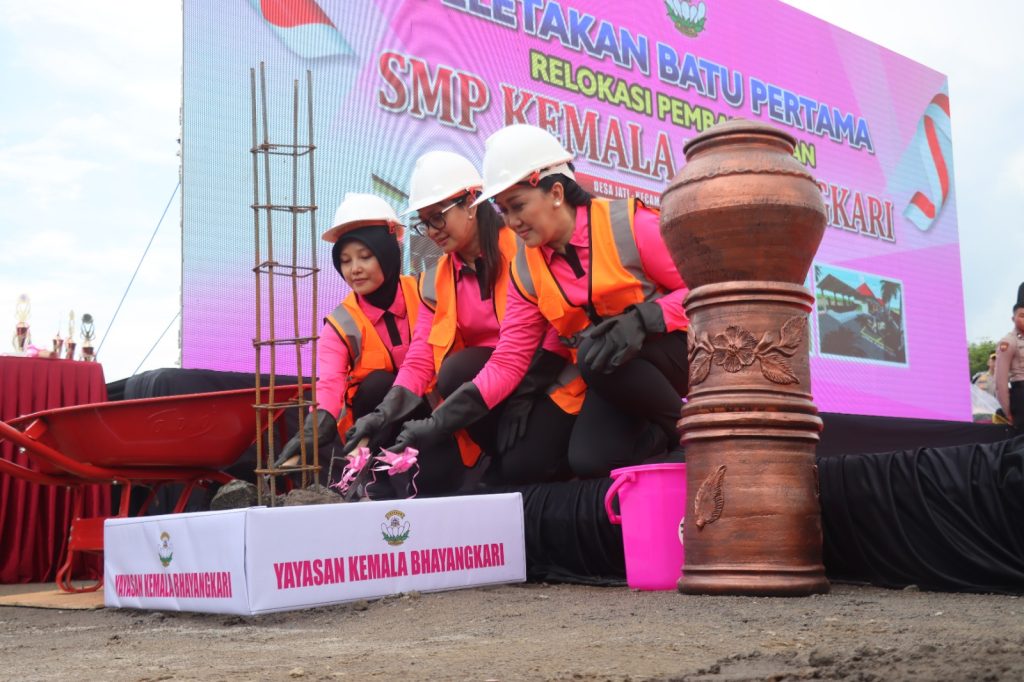 Pembina Yayasan Kemala Bhayangkari, Ny Juliati Sigit Prabowo, didampingi pengurus Bhayangkari, melakukan peletakan batu pertama pembangunan SMP Kemala Bhayangkari di Kabupaten Karanganyar, Selasa (25/2/2025). (Dok/Humas Polri)