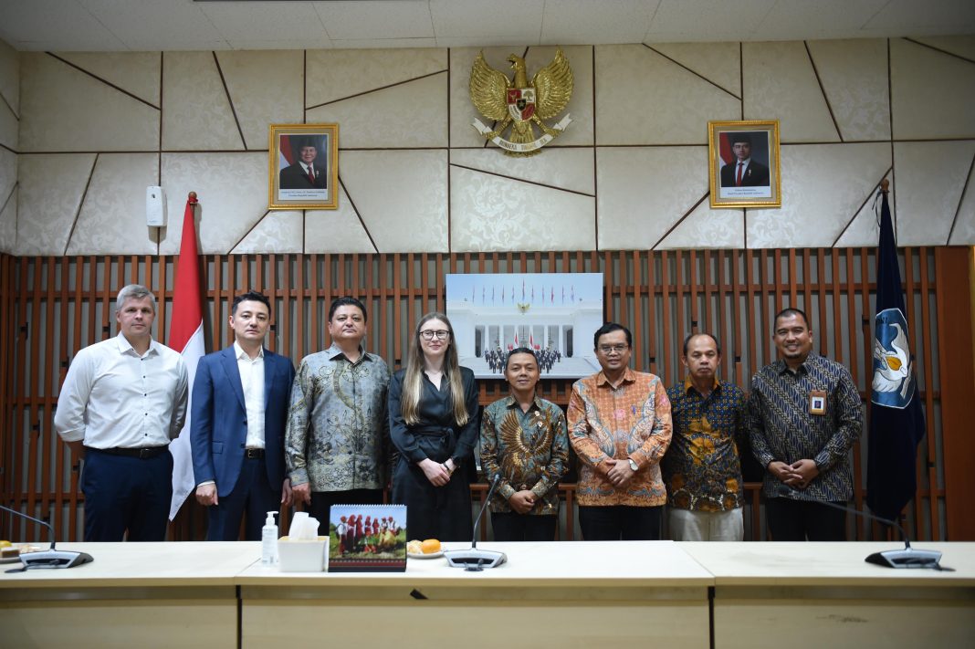 Wakil Menteri Pendidikan Dasar dan Menengah, Fajar Riza Ul Haq, bersama perwakilan Kundalik dan jajaran Kemendikdasmen berfoto bersama usai pertemuan kerja sama peningkatan digitalisasi pendidikan di Indonesia. (Dok/Kemendikdasmen)