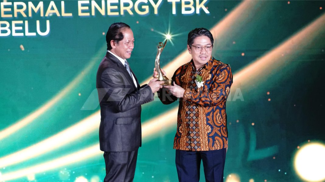 Direktur Utama PT Pertamina Geothermal Energy Tbk (PGE), Julfi Hadi (kanan), menerima penghargaan PROPER Emas dari perwakilan Kementerian Lingkungan Hidup dan Kehutanan (KLHK) dalam acara penghargaan PROPER 2025. (Dok/Pertamina)