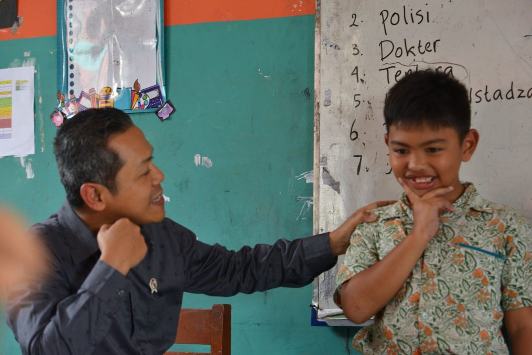 Wamendikdasmen Fajar Riza Ul Haq berdialog dengan salah satu siswa SDIT Al Falah, Kota Sukabumi, Kamis (20/2/2025). (Dok/Kemendikdasmen)