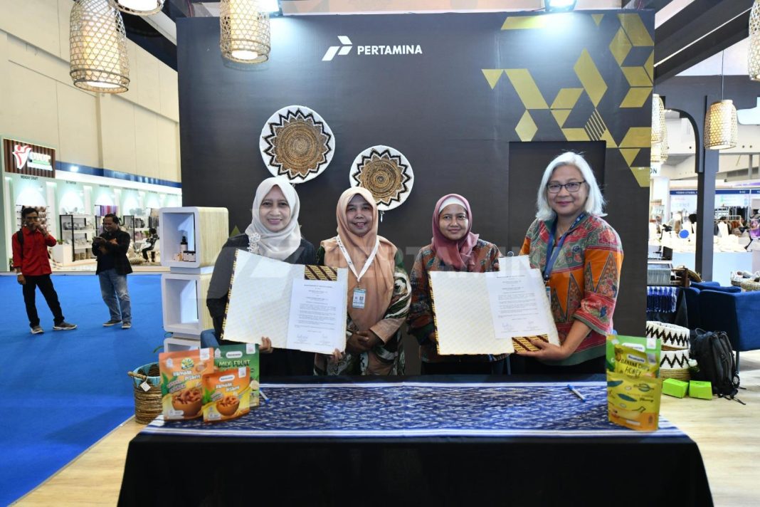 Produsen Produk Olahan Pisang yaitu Bananania saat memperoleh kesepakatan pembelian dari Buyer Kanada pada Pameran Trade Expo Indonesia 2024 yang digelar di ICE BSD. Bananania sebagai salah satu UMKM pemberdayaan perempuan binaan Pertamina. (Dok/Pertamina)