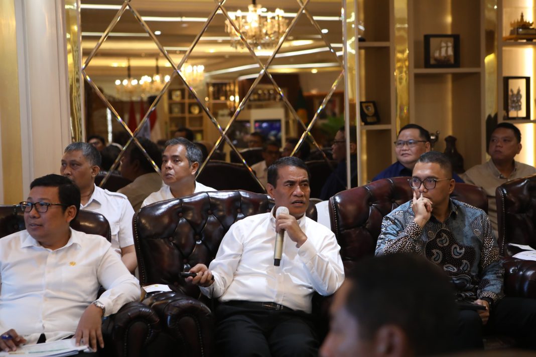 Menteri Pertanian Andi Amran Sulaiman memimpin Rapat Koordinasi Kesiapan Bahan Pokok Menjelang Puasa di Kantor Pusat Kementerian Pertanian, Rabu (19/2/2025). (Dok/Humas PKH)