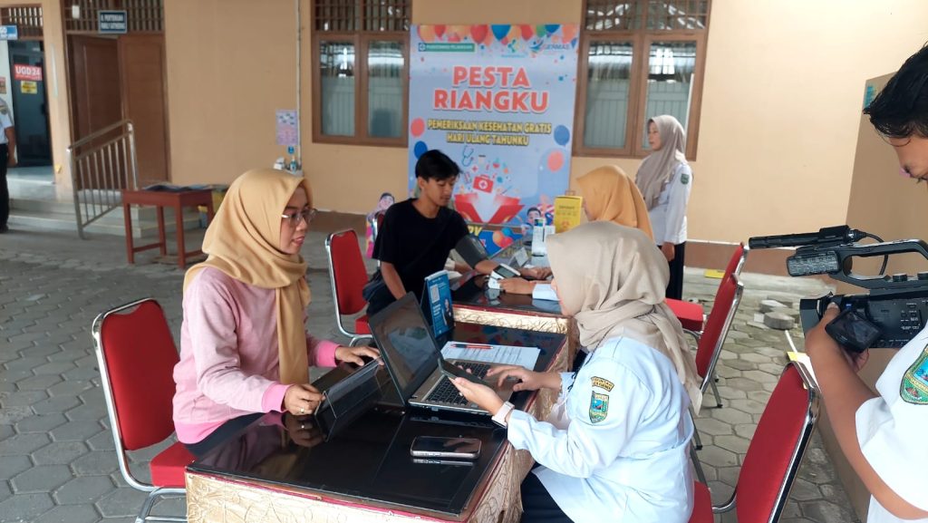 Petugas medis melayani pendaftaran peserta program pemeriksaan kesehatan gratis di salah satu puskesmas di Kabupaten Kebumen. (Dok/Diskominfo Jateng)