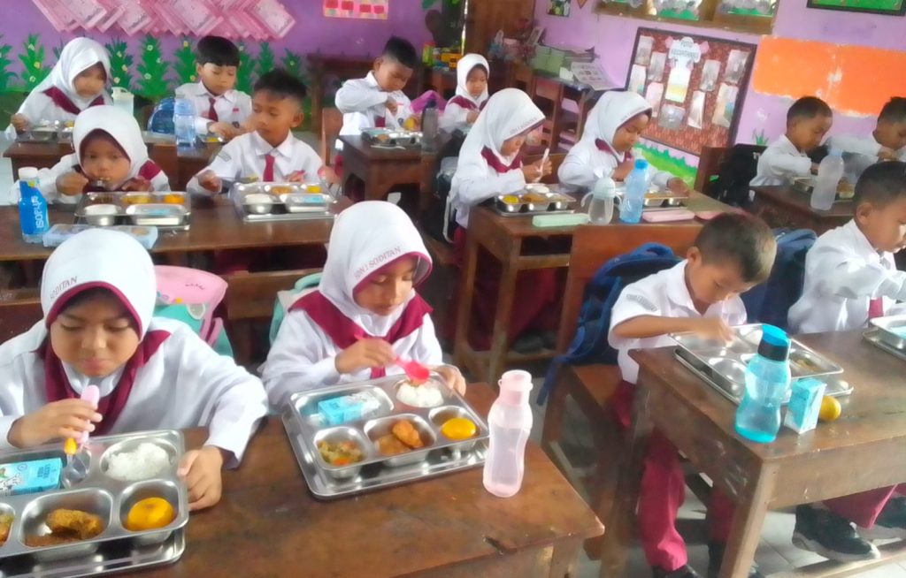 Sejumlah siswa SD Soditan, Lasem, Kabupaten Rembang, menikmati makan bergizi gratis dalam program yang diluncurkan pada Senin (17/2/2025). (Dok/Diskominfo Jateng)