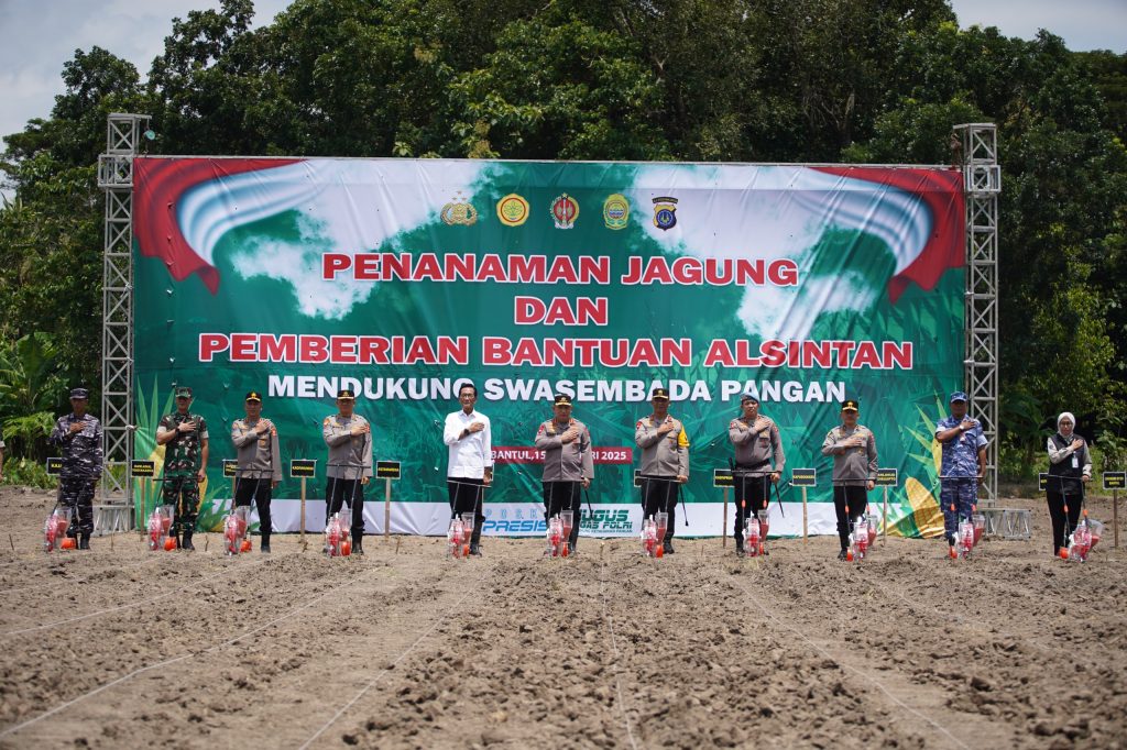 Kapolri Jenderal Pol Listyo Sigit Prabowo bersama jajaran TNI-Polri dan pejabat terkait menghadiri kegiatan penanaman jagung di Kabupaten Bantul, Yogyakarta, Sabtu (15/2/2025). (Dok/Humas Polri)