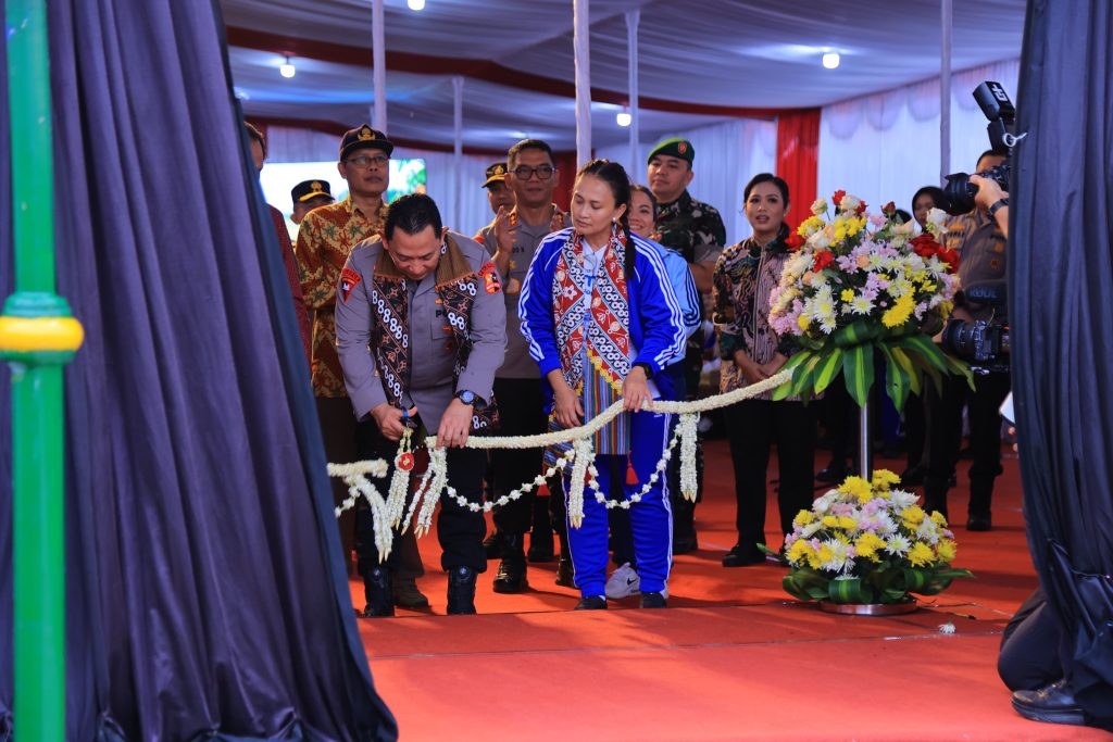 Kapolri Jenderal Pol Listyo Sigit Prabowo meresmikan pembangunan jalan dan saluran irigasi di Bulak Sawah, Kelurahan Garongan, Kecamatan Panjatan, Kulonprogo, DIY, Sabtu (15/2/2025). (Dok/Humas Polri)