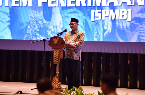 Menteri Pendidikan Dasar dan Menengah, Abdul Mu'ti, saat memberikan sambutan dalam uji publik SPMB. (Dok/Kemendikdasmen)