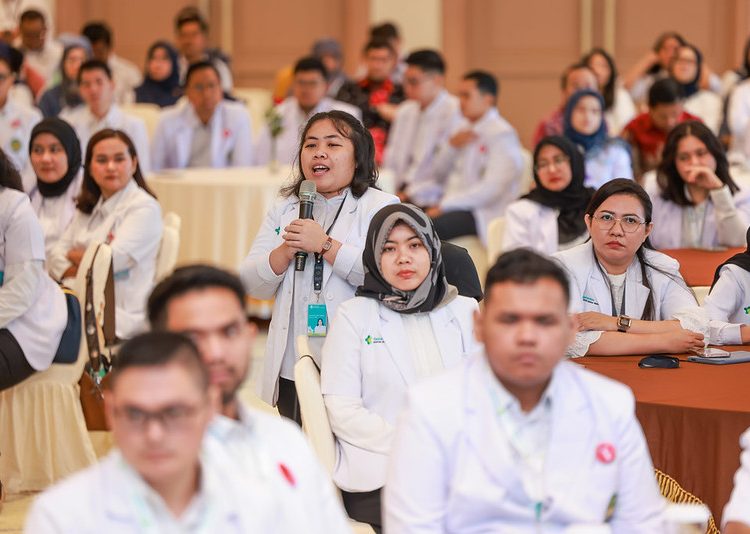 Seorang peserta Program Pendidikan Dokter Spesialis (PPDS) mengajukan pertanyaan dalam sesi diskusi Orientasi Pusat di Rumah Sakit Pendidikan Penyelenggara Utama (RSPPU), Jakarta. (Dok/Kemenkes)