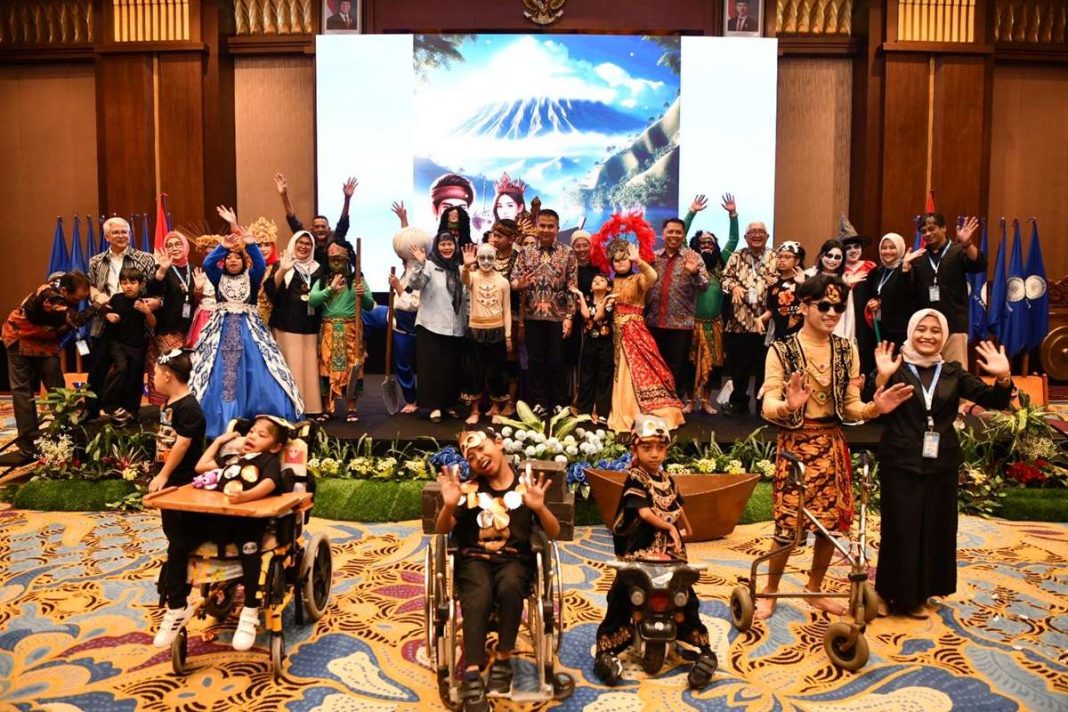 Pj Gubernur Jawa Barat, Bey Machmudin, berfoto bersama anak-anak disabilitas dan peserta Rapat Kerja YPAC se-Indonesia usai pertunjukan Kabaret Sangkuriang di El Royale Hotel, Kota Bandung, Selasa (4/2/2025). (Dok/Humas Jabar)