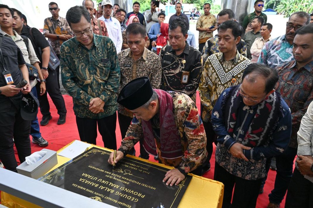 Mendikdasmen Abdul Mu’ti, menandatangani prasasti peresmian Gedung Balai Bahasa Provinsi Maluku Utara dalam rangka peringatan Hari Bahasa Ibu Internasional 2025, Kamis (20/2/2025). (Dok/Kemendikdasmen)