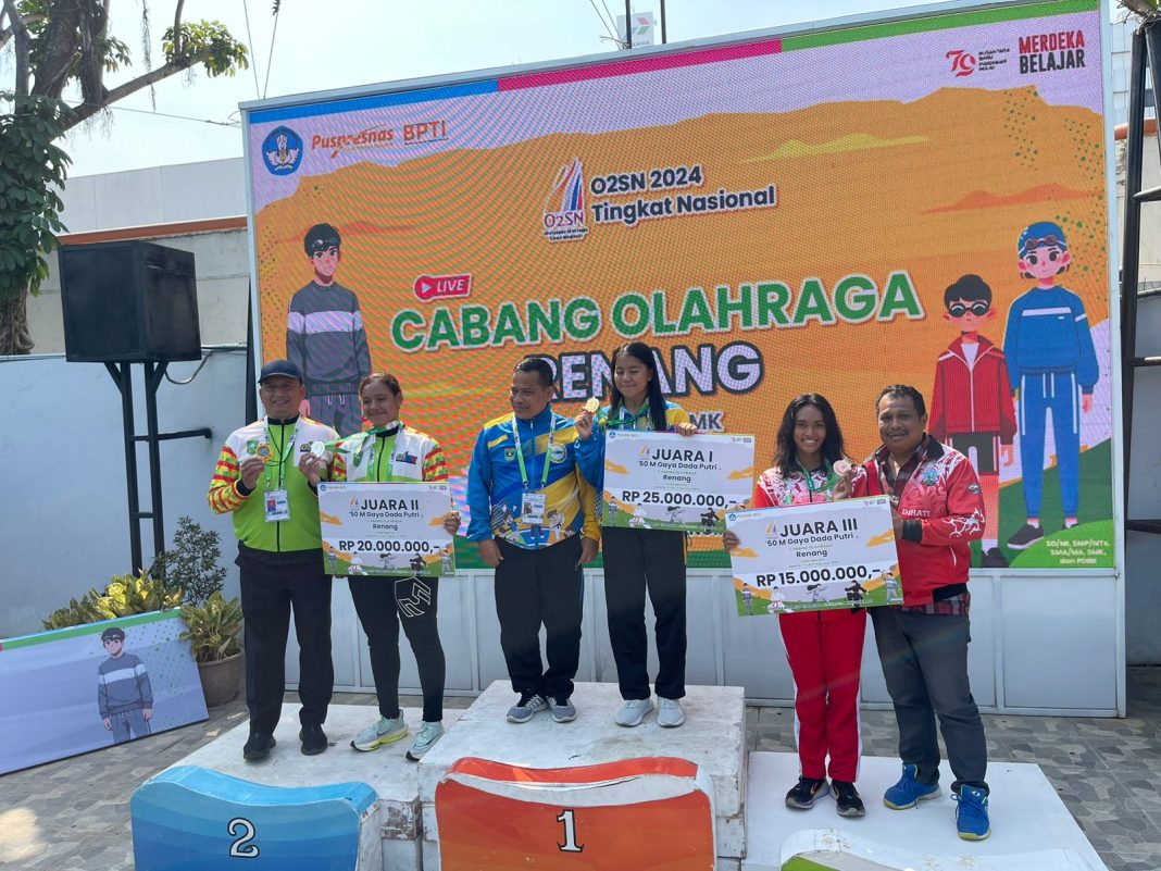 Aurel Assheila Dewi (kedua dari kanan) berfoto di podium usai meraih medali perunggu pada cabang olahraga renang 50 meter gaya dada dalam ajang Olimpiade Olahraga Siswa Nasional (O2SN) SMA/MA Tingkat Nasional 2024. (Dok/Kemendikdasmen)