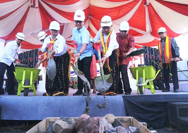 Menteri Kesehatan Budi Gunadi Sadikin melakukan peletakan batu pertama pembangunan RSUD Borong di Manggarai Timur, NTT. (Dok/Kemenkes)