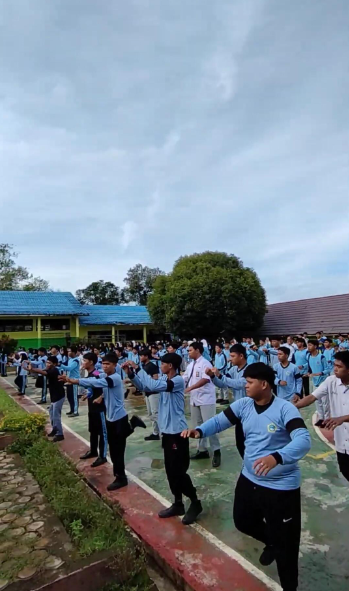 Siswa-siswi SMAN 1 Pengaron antusias mengikuti Senam Anak Indonesia Hebat (SAIH) di lapangan sekolah sebagai bagian dari pembiasaan hidup sehat. (Dok/Kemendikdasmen)