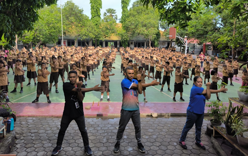 Siswa SD Kristen Citra Bangsa Mandiri mengikuti senam pagi, mendukung kebiasaan sehat dalam Gerakan 7 Kebiasaan Anak Indonesia Hebat. (Dok/Kemendikdasmen)