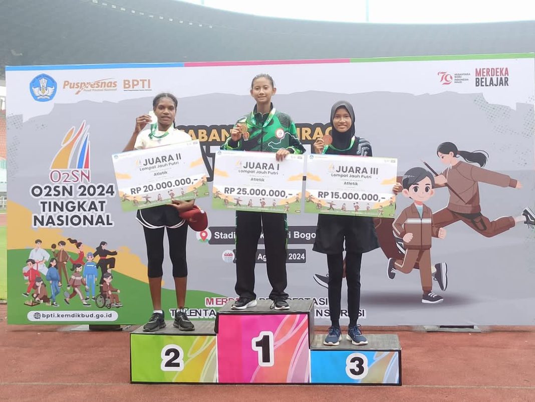 Ayumi Zalsabila (kanan), siswi SLB Negeri Nunukan, berpose di podium sebagai peraih medali perunggu cabang olahraga lompat jauh putri pada Olimpiade Olahraga Siswa Nasional (O2SN) 2024 tingkat nasional kategori Peserta Didik Berkebutuhan Khusus (PDBK). (Dok/Kemendikdasmen)