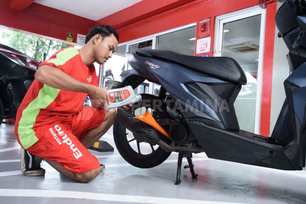 Proses penggantian oli di bengkel resmi menggunakan Pertamina Enduro. (Dok/Pertamina)