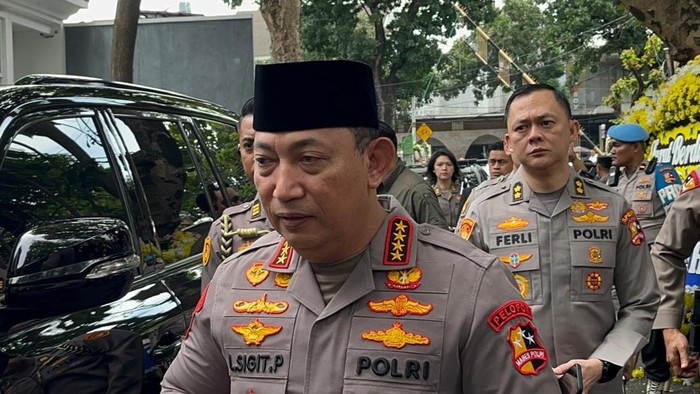 Kapolri Jenderal Pol Listyo Sigit Prabowo melayat ke rumah duka mantan Wakapolri Komjen (Purn) Syafruddin Kambo di Jalan Cibulan, Jakarta Selatan, Jumat (21/2/2025).