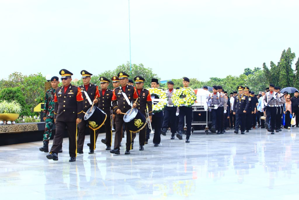 Upacara pemakaman mantan Wakapolri Komjen (Purn) Syafruddin Kambo berlangsung khidmat di Taman Makam Pahlawan (TMP) Kalibata, Jakarta Selatan, Jumat (21/2/2025).