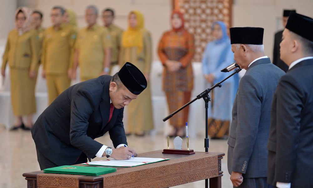 Seorang pejabat menandatangani berita acara pelantikan dalam upacara Pengambilan Sumpah Janji Jabatan Pejabat Pimpinan Tinggi Pratama di lingkungan Pemprov Sumut, yang dipimpin oleh Wakil Gubernur Sumut Surya di Aula Raja Inal Siregar, Kantor Gubernur Sumut, Senin (24/2/2025). (Dok/Diskominfo Sumut)