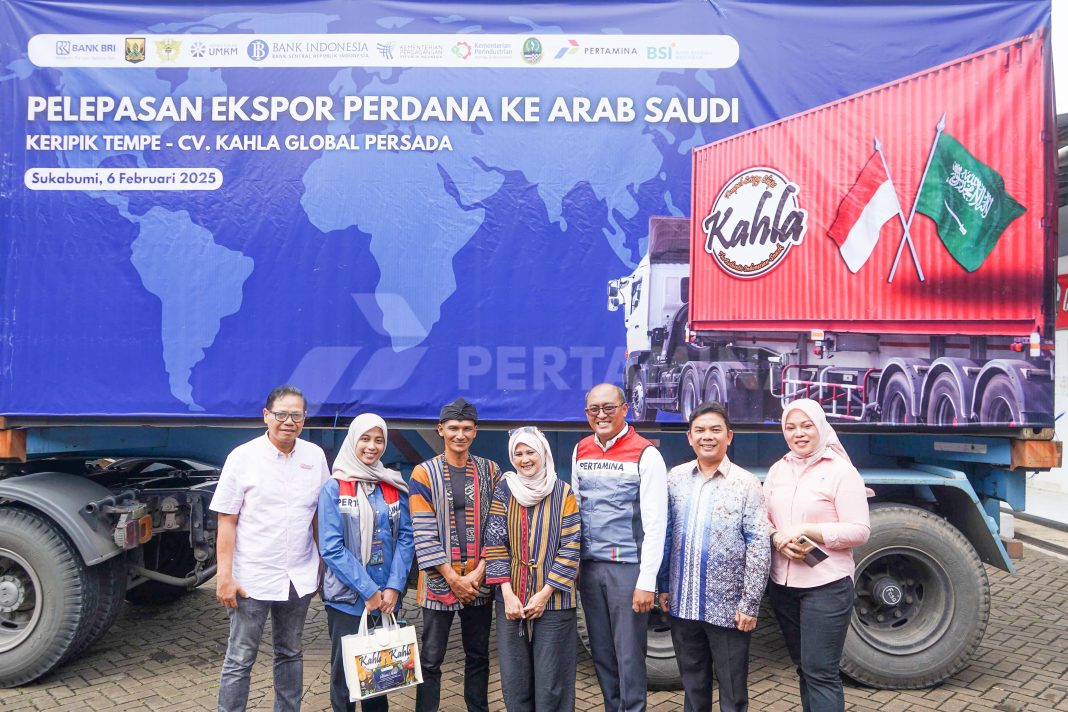 VP CSR & SMEPP Management Pertamina, Rudi Ariffianto, bersama pemilik Kripik Tempe Kahla, Vivi Herviany, dan perwakilan Pemerintah Daerah saat pelepasan ekspor perdana Kripik Tempe Kahla ke Arab Saudi. (Dok/Pertamina)