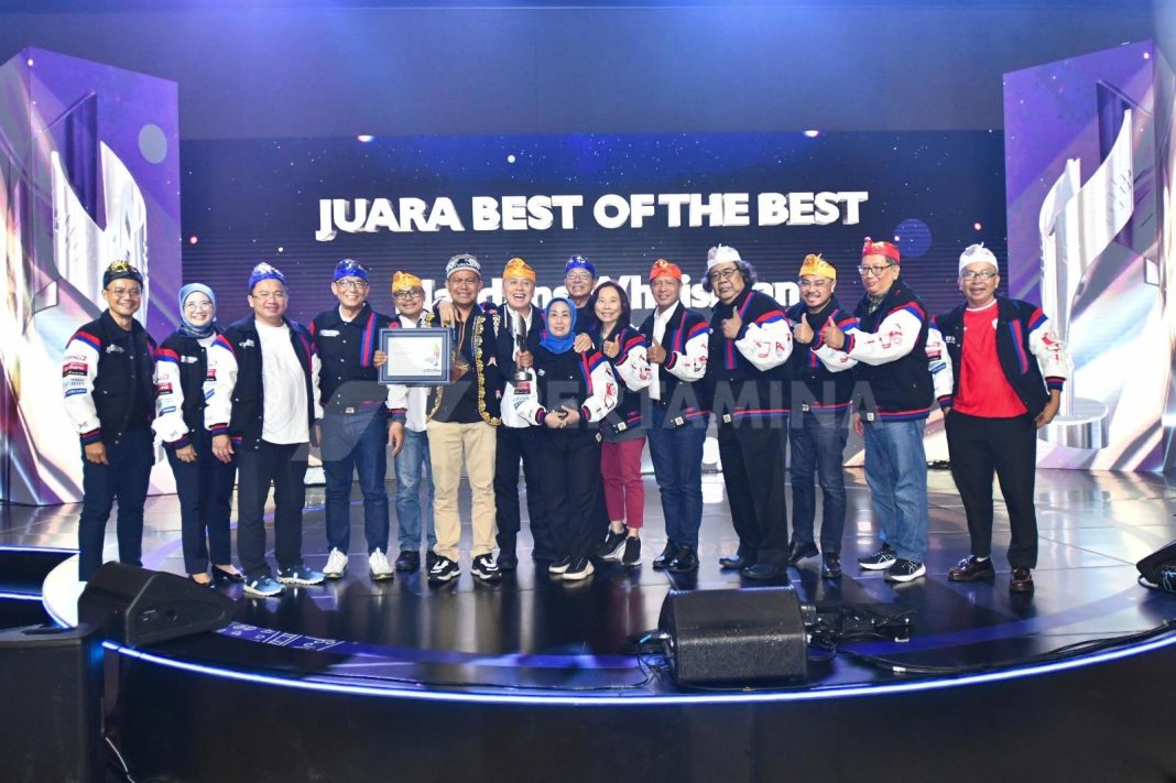 Tim Pertamina berfoto bersama insan pers dalam acara penghargaan Anugerah Jurnalistik Pertamina (AJP). (Dok/Pertamina)