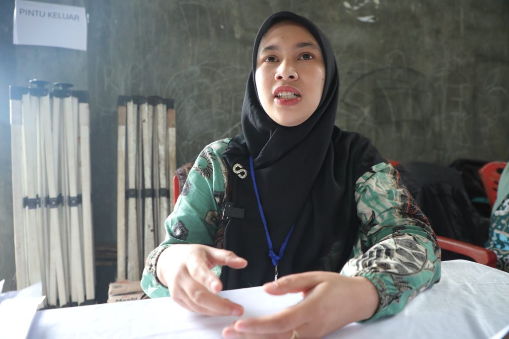 Sri Amiyah, kader Posyandu Desa Sikunang, Kecamatan Kejajar, Kabupaten Wonosobo, tengah memberikan edukasi terkait pemberian makanan tambahan (PMT) bagi anak dalam kegiatan penanganan stunting, Jumat (14/2/2025). (Dok/Diskominfo Jateng)