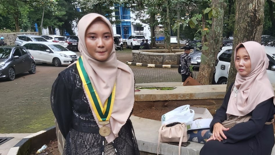 Annisa Himmatul Aulia bersama ibunya usai mengikuti upacara sumpah dokter di Universitas Diponegoro. (Dok/Kemenag)