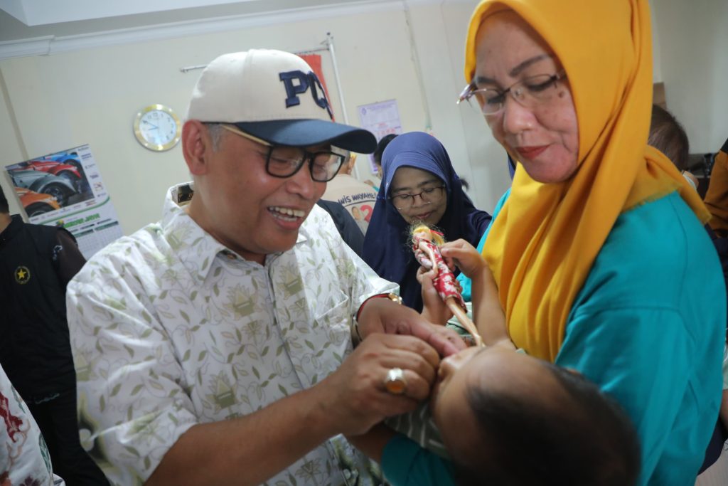 Deputi Setwapres RI, Prof Dr Dadan Wildan, memberikan vitamin kepada balita saat meninjau penanganan stunting di Posyandu Taman Rasam, Banyumas, Kamis (13/2/2025). (Dok/Diskominfo Jateng)