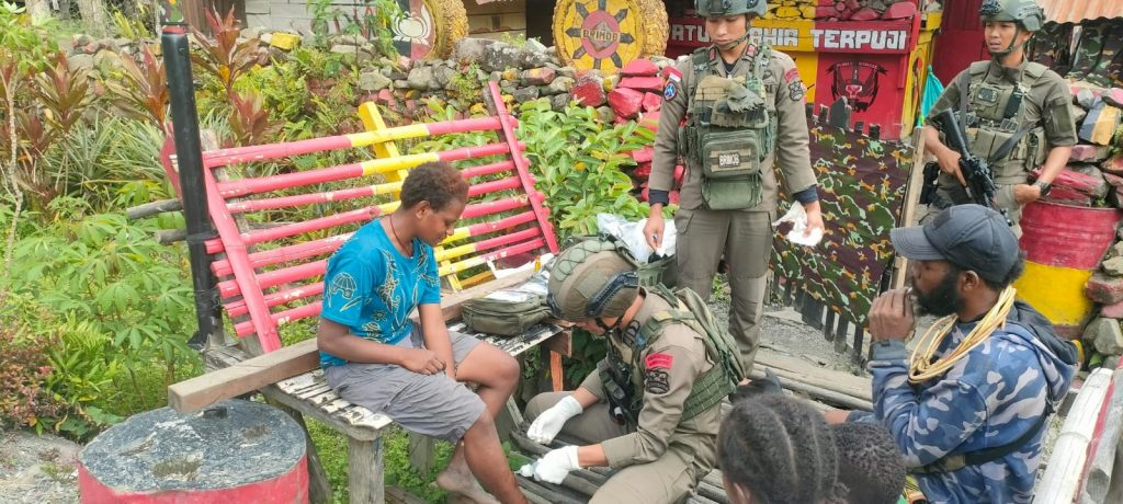 Tim Medis Satgas Ops Damai Cartenz memberikan pelayanan kesehatan kepada masyarakat di Kabupaten Puncak Jaya, Senin (3/2/2025). (Dok/Humas Polri)