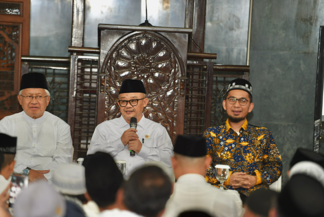 Menteri Pendidikan Dasar dan Menengah, Abdul Mu'ti, mendampingi Ustaz Adi Hidayat dalam acara Pengkajian Isra Mikraj di Masjid Baitut Tholibin, Jakarta, Jumat (31/1/2025). (Dok/Kemendikdasmen)