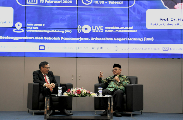 Mendikdasmen, Abdul Mu'ti, berbincang dengan Rektor Universitas Negeri Malang, Prof Dr Haryono, dalam kuliah tamu bertema 