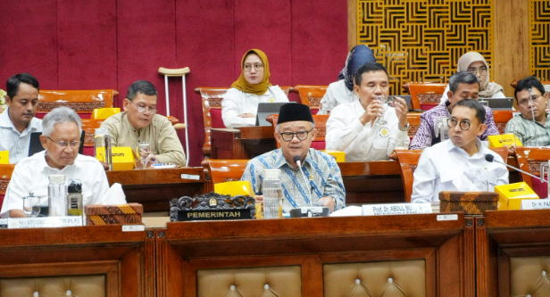 Menteri Pendidikan Dasar dan Menengah (Mendikdasmen), Abdul Mu'ti, memberikan paparan dalam Rapat Kerja bersama Komisi X DPR RI di Jakarta, Rabu (12/2/2025). (Dok/Kemendikdasmen)