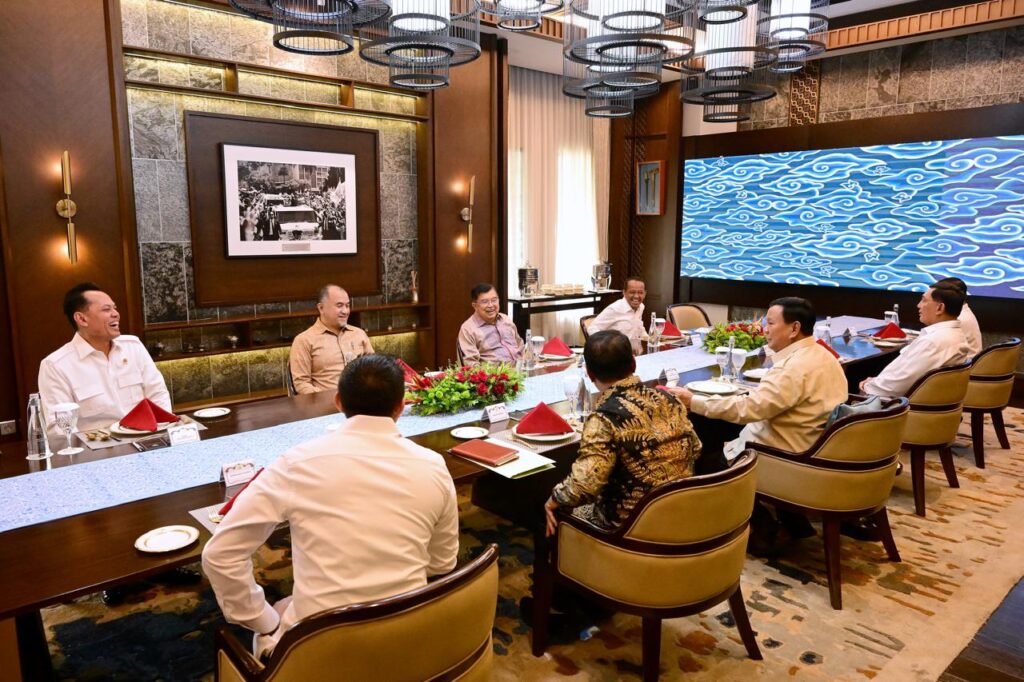 Presiden Prabowo Subianto menerima kunjungan Wakil Presiden ke-10 dan ke-12 Republik Indonesia (RI) Jusuf Kalla, dan Menteri Pertanian (Mentan) Andi Amran Sulaiman di Presidential Lounge, Istana Kepresidenan Jakarta, Selasa (04/02/2025). (Dok/BPMI Setpres)