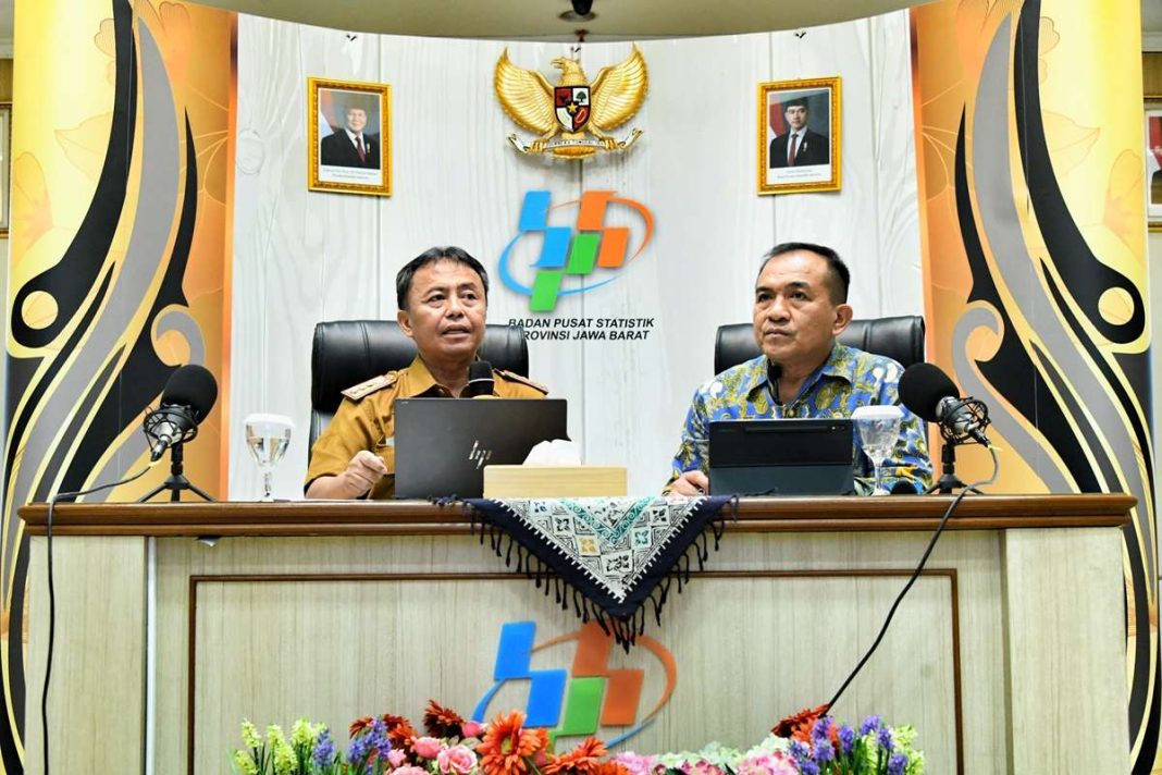 Sekretaris Daerah Jabar, Herman Suryatman (kiri), dan Kepala BPS Jabar, Darwis Sitorus (kanan), dalam rilis Berita Resmi Statistik di Kantor BPS Jabar, Bandung, Senin (3/2/2025). (Dok/Humas Jabar)