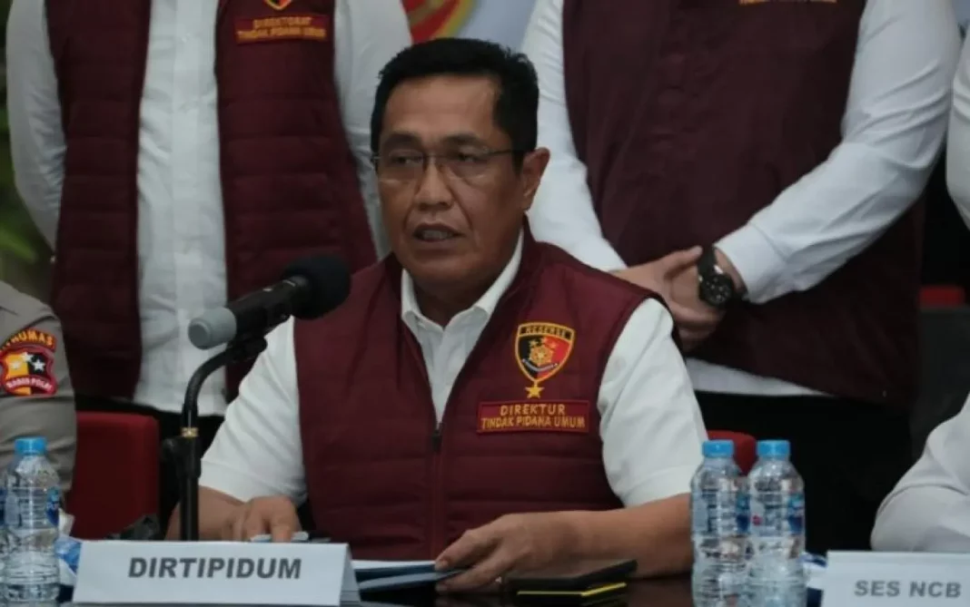 Direktur Tindak Pidana Umum Bareskrim Polri, Brigjen Pol Djuhandhani Raharjo Puro, memberikan keterangan pers terkait kasus dugaan pemalsuan 93 Sertifikat Hak Milik (SHM) di Bekasi.