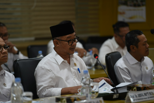 Menteri Pendidikan Dasar dan Menengah, Abdul Mu’ti, memaparkan perubahan mendasar dalam sistem penerimaan murid baru pada rapat kerja bersama Komite III DPD RI di Jakarta, Senin (3/2/2025). (Dok/Kemendikdasmen)