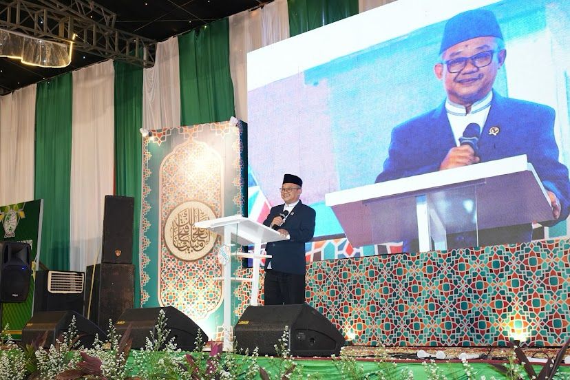 Menteri Pendidikan Dasar dan Menengah (Mendikdasmen), Abdul Mu’ti, memberikan sambutan dalam acara Haflah dan Tasyakur di Pondok Pesantren Khas Kempek, Cirebon, Jawa Barat, pada Sabtu (22/2/2025). (Dok/Kemendikdasmen)