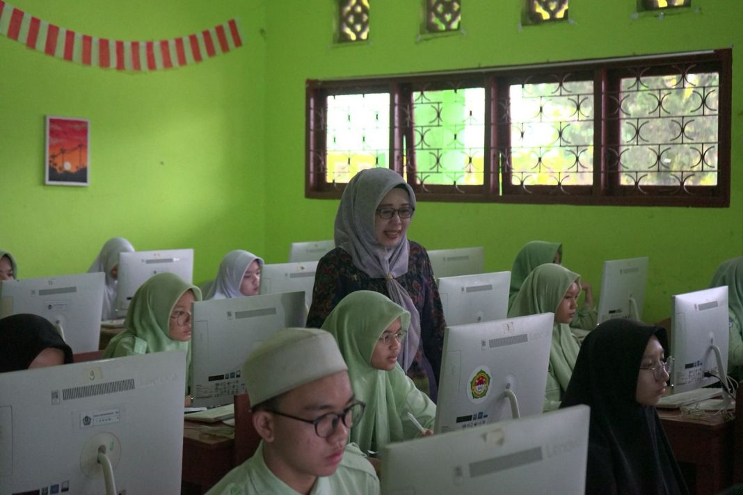 Direktur KSKK Madrasah Kementerian Agama, Nyayu Khodijah, meninjau peserta ujian Seleksi Nasional Peserta Didik Baru (SNPDB) MAN Unggulan 2025/2026 di Palembang, Sabtu (22/2/2025).