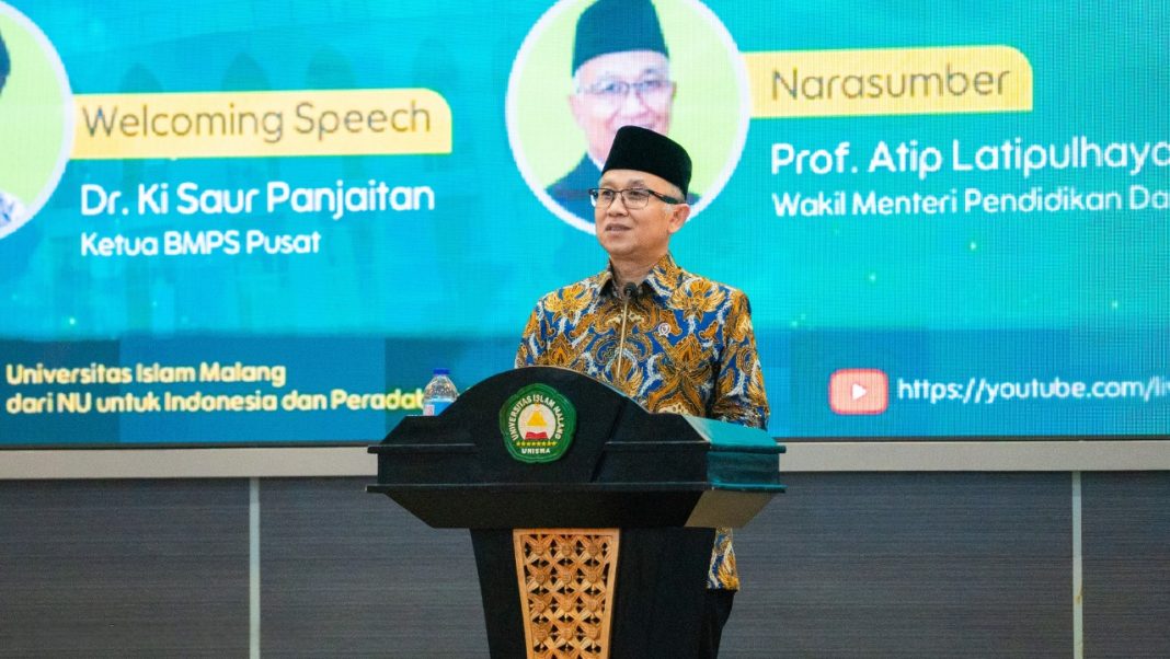 Wakil Menteri Pendidikan Dasar dan Menengah (Wamendikdasmen), Prof Atip Latipulhayat, menjadi narasumber dalam seminar di Universitas Islam Malang (UNISMA) pada Rabu (19/2/2025). (Dok/Kemendikdasmen)