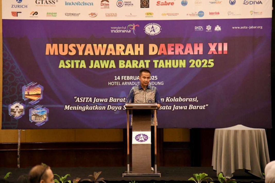 Penjabat Gubernur Jawa Barat, Bey Machmudin, saat memberikan sambutan dalam Musyawarah Daerah XII Asita Jawa Barat Tahun 2025 di Hotel Aryaduta, Kota Bandung, pada Jumat (14/2/2025). (Dok/Humas Jabar)