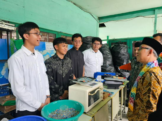 Wakil Menteri Pendidikan Dasar dan Menengah, Atip Latipulhayat, berbincang dengan siswa SMA Negeri 7 Banjarmasin terkait program pengolahan sampah plastik, Sabtu (8/2/2025). (Dok/Kemendikdasmen)