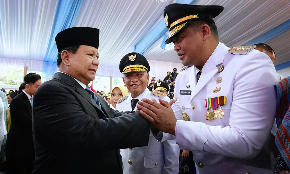 Presiden RI Prabowo Subianto berjabat tangan dengan Gubernur Sumatera Utara Bobby Nasution usai pelantikan di Istana Negara, Jakarta, Kamis (20/2/2025). (Dok/Diskominfo Sumut)