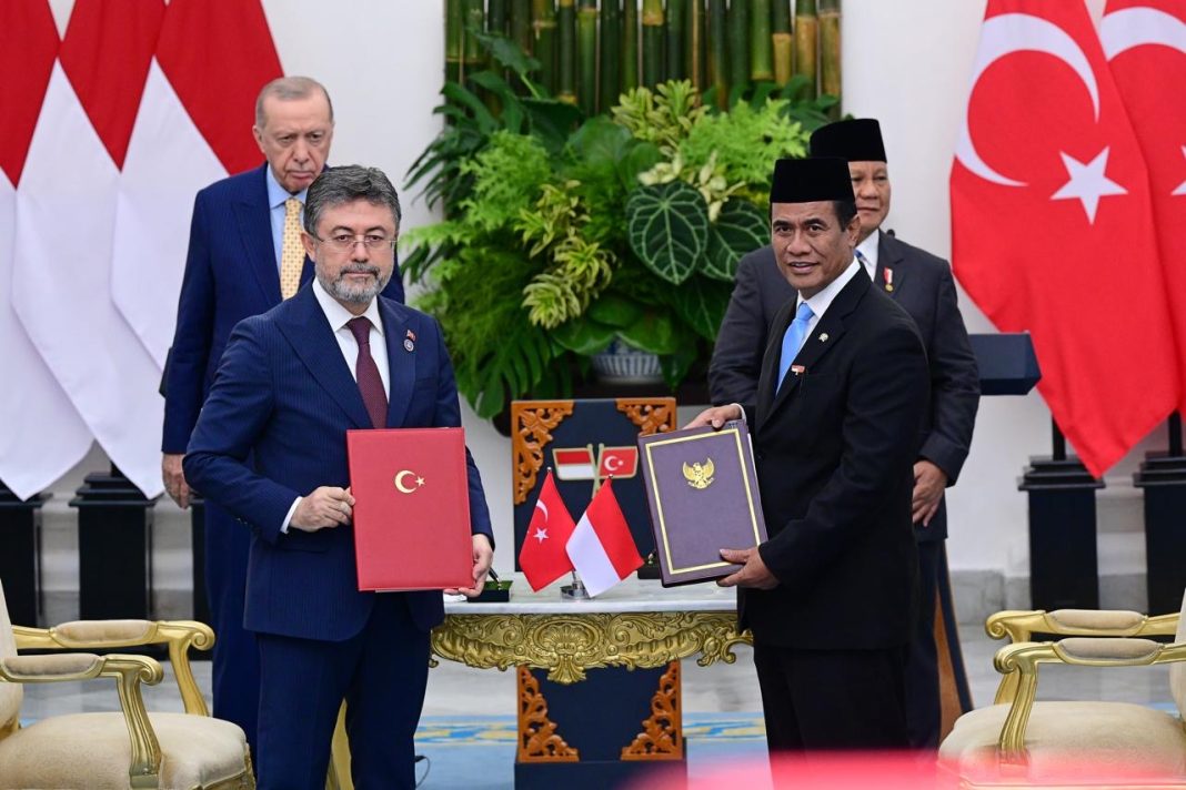 Menteri Pertanian RI Andi Amran Sulaiman dan Menteri Pertanian dan Kehutanan Turki İbrahim Yumaklı memperlihatkan dokumen MoU kerja sama pertanian yang ditandatangani di Istana Bogor, Jawa Barat, Rabu (12/2/2025). (Dok/Humas PKH)