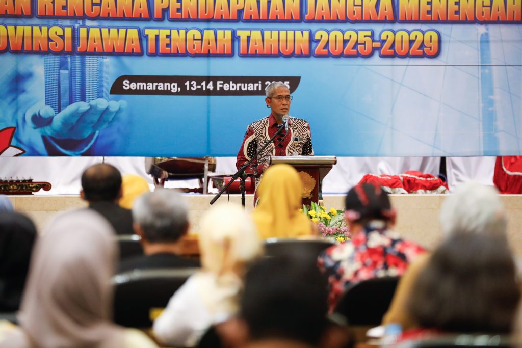 Sekretaris Daerah Provinsi Jawa Tengah, Sumarno, membuka acara Pra Rapat Koordinasi Penyusunan Pendapatan Jangka Menengah Provinsi Jawa Tengah Tahun 2025-2029 di Kantor Bapenda Jateng, Kamis (13/2/2025). (Dok/Humas Jateng)