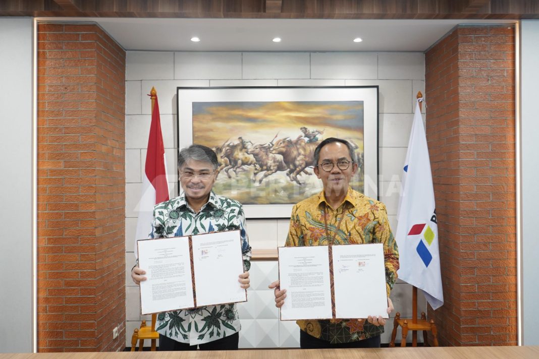 CEO Pertamina NRE, John Anis, dan Direktur Utama KPI, Taufik Aditiyawarman, menunjukkan dokumen kerja sama proyek Flare Gas to Power usai penandatanganan Head of Agreement (HOA) di Grha Pertamina, Jakarta, Rabu (12/2/2025). (Dok/Pertamina)