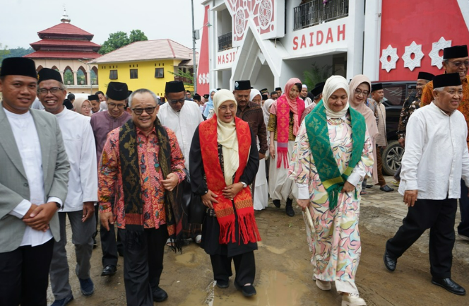 Mendikdasmen, Abdul Mu'ti, bersama rombongan saat tiba di Pesantren Modern Internasional (PMI) Dea Malela, Sumbawa. (Dok/Kemendikdasmen)