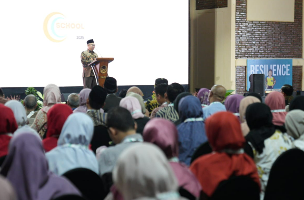 Menteri Pendidikan Dasar dan Menengah, Abdul Mu'ti, memberikan sambutan dalam acara School Innovator Summit 2025 di Sekolah Alam Insan Madani (SAIM), Surabaya, Sabtu (8/2/2025). (Dok/Kemendikdasmen)