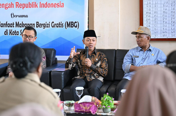 Wamendikdasmen, Fajar Riza Ul Haq, berbicara dalam dialog bersama para guru dan kepala sekolah di SD Negeri 24 Rufei, Kota Sorong, Sabtu (8/2/2025). (Dok/Kemendikdasmen)