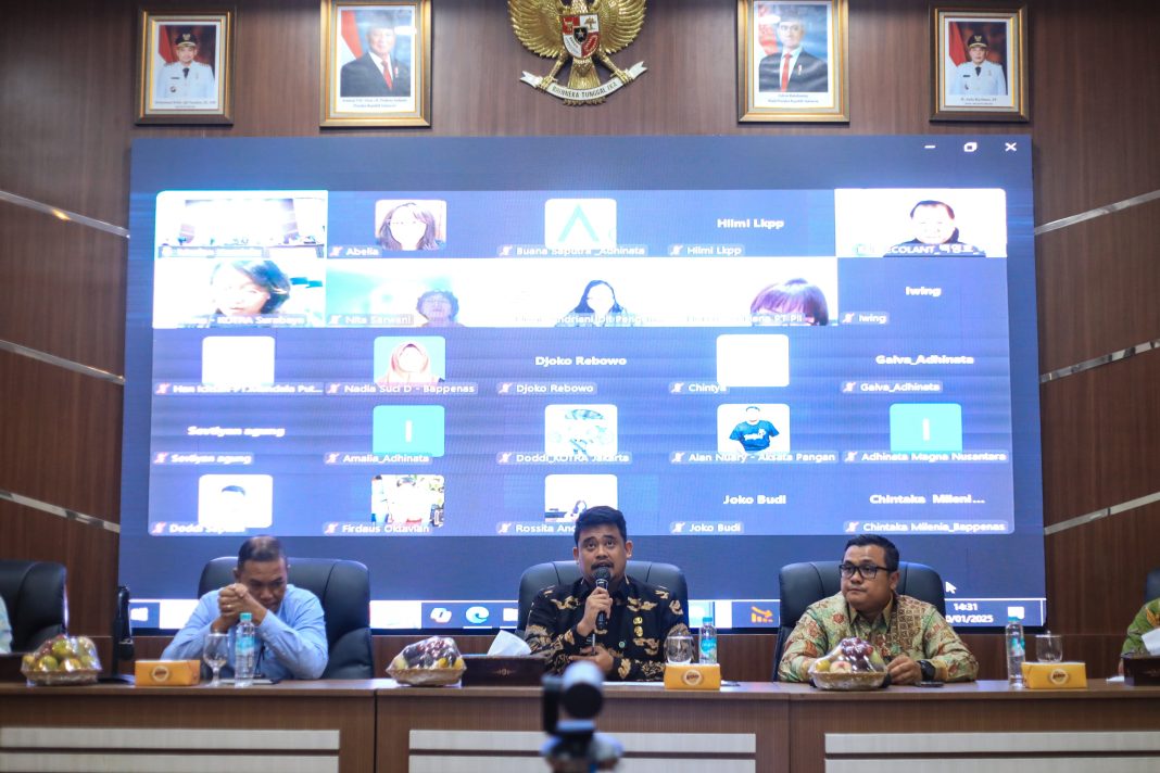Wali Kota Medan, Bobby Nasution, membuka Konsultasi Publik KPBU APJ di ruang Rapat III Kantor Wali Kota Medan, Kamis (30/1/2025). (Dok/Diskominfo Medan)